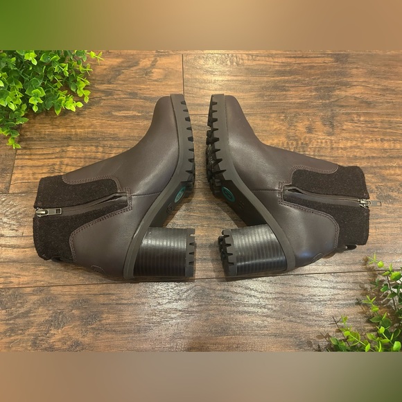 UGG Australia ๐ Womenโs Amathea Dark Brown Leather Chunky Heeled Boots Sz 8 - Picture 4 of 9